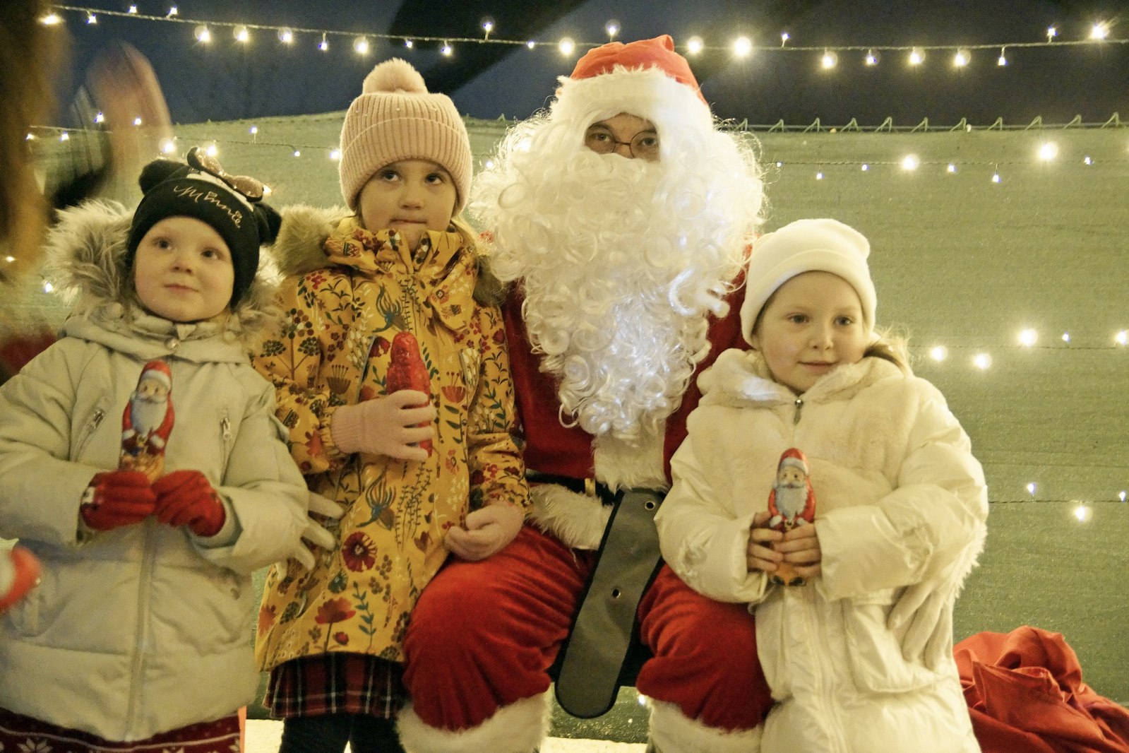 Mikołaj dla dzieci w Akademii Młodego Artysty w Legnicy