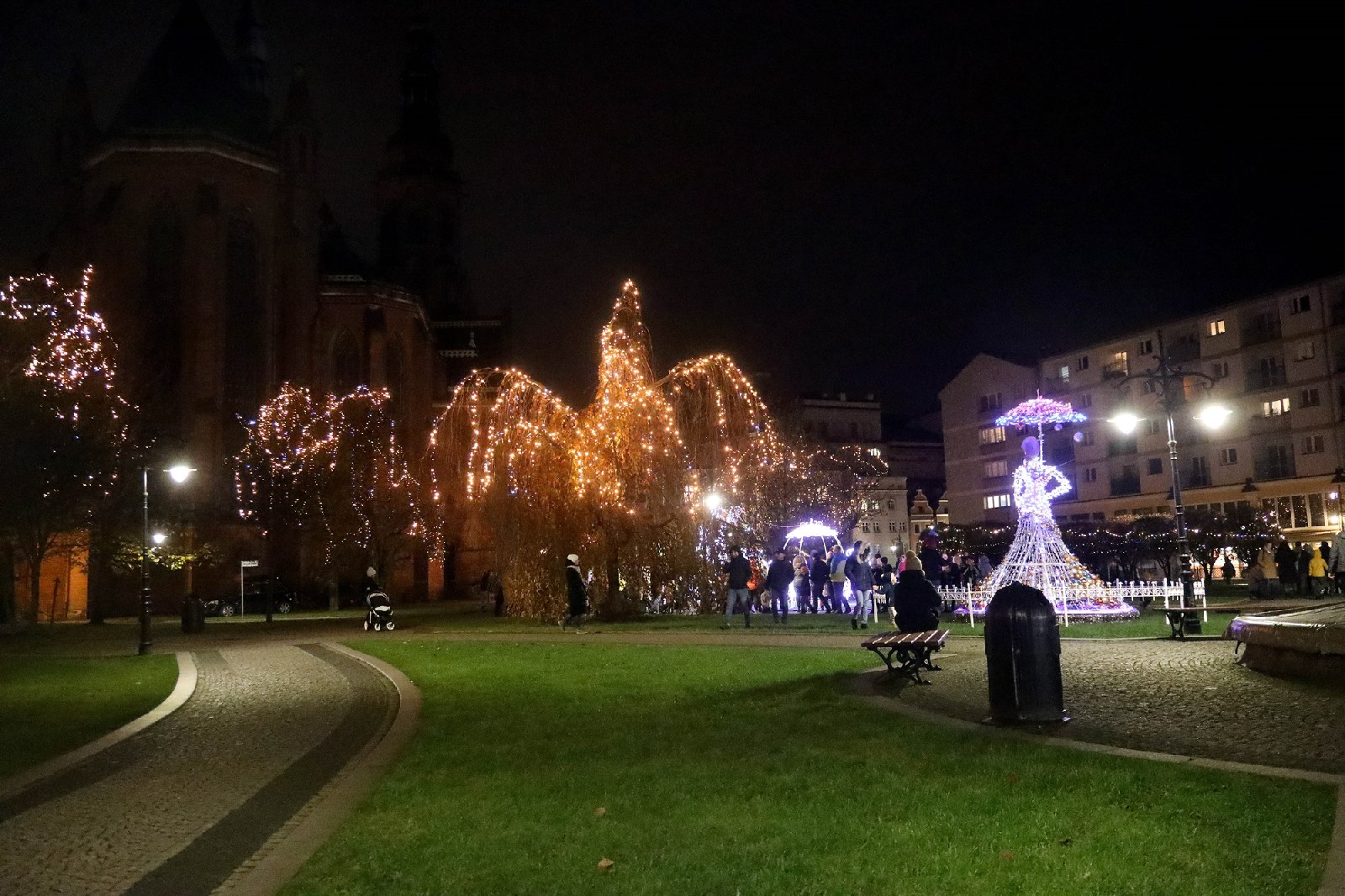 Rozbłysły świąteczne iluminacje w centrum miasta