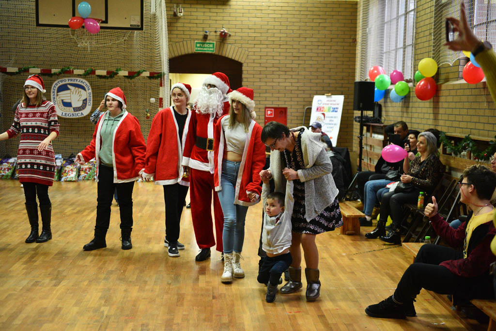 Zabawa mikołajkowa TPD i prezenty dla kolejnych dzieci