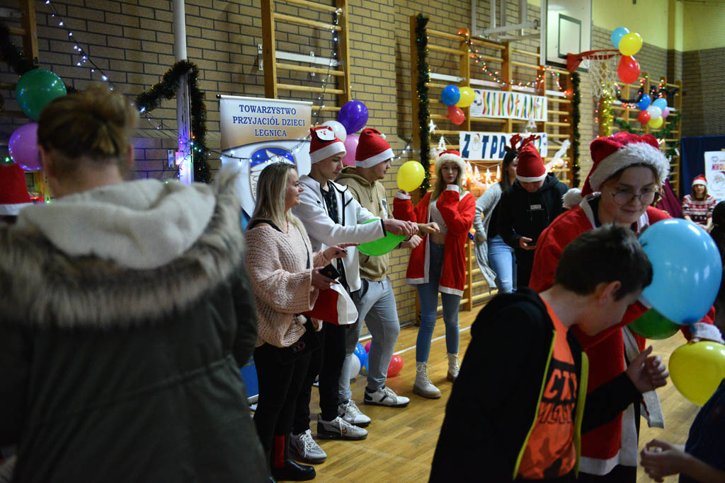 Zabawa mikołajkowa TPD i prezenty dla kolejnych dzieci