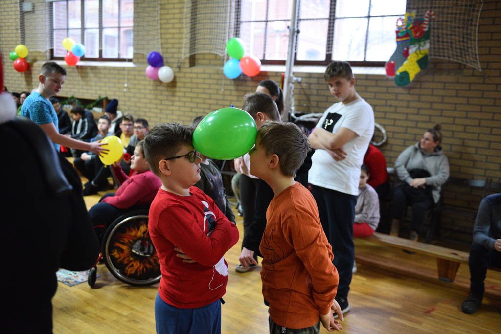 Zabawa mikołajkowa TPD i prezenty dla kolejnych dzieci