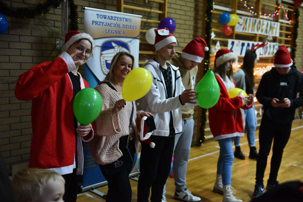 Zabawa mikołajkowa TPD i prezenty dla kolejnych dzieci