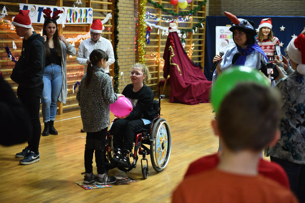 Zabawa mikołajkowa TPD i prezenty dla kolejnych dzieci