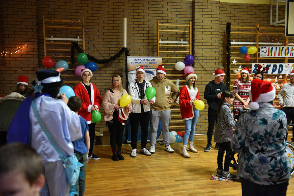 Zabawa mikołajkowa TPD i prezenty dla kolejnych dzieci