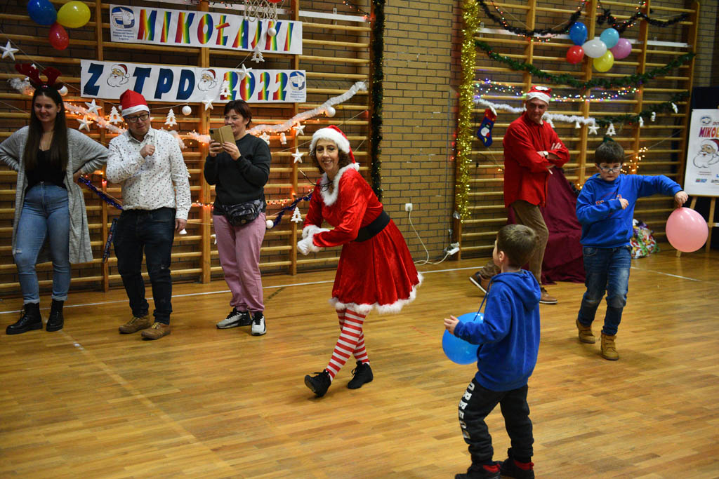 Zabawa mikołajkowa TPD i prezenty dla kolejnych dzieci