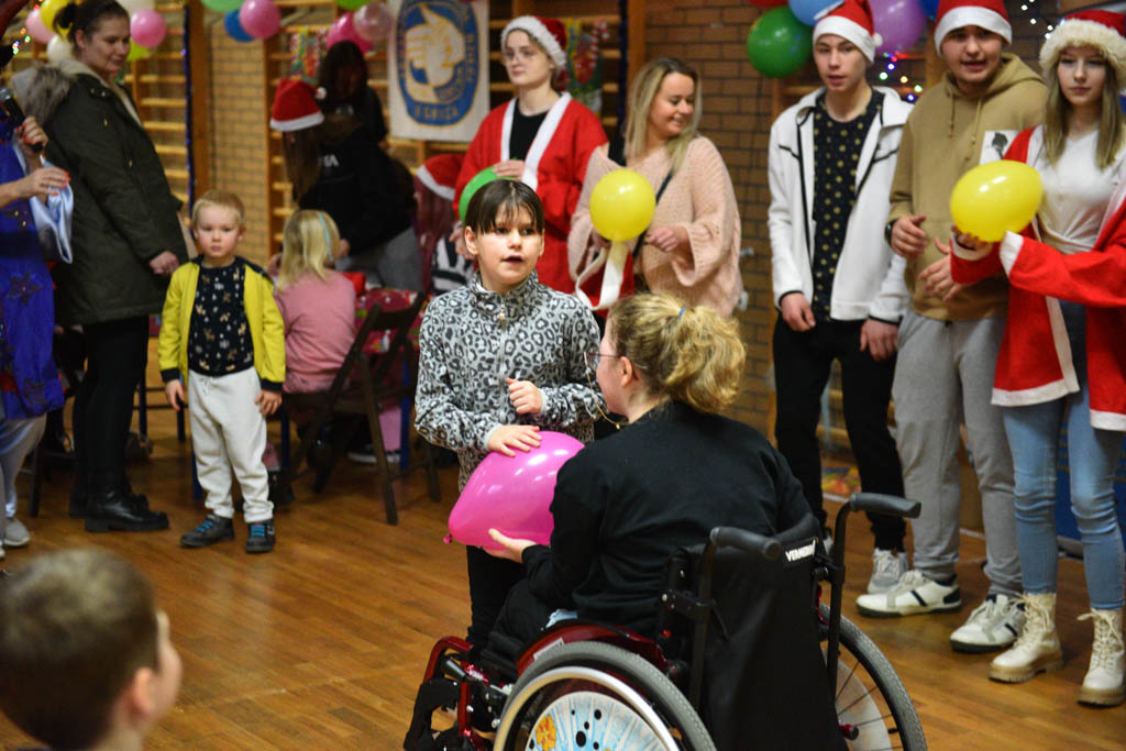 Zabawa mikołajkowa TPD i prezenty dla kolejnych dzieci