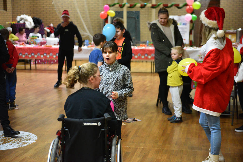 Zabawa mikołajkowa TPD i prezenty dla kolejnych dzieci