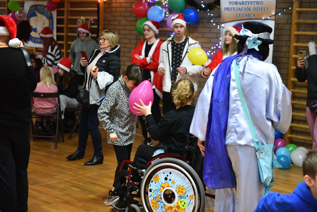 Zabawa mikołajkowa TPD i prezenty dla kolejnych dzieci