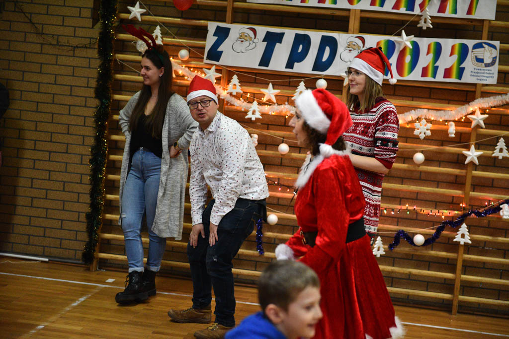 Zabawa mikołajkowa TPD i prezenty dla kolejnych dzieci