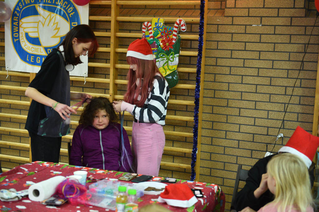Zabawa mikołajkowa TPD i prezenty dla kolejnych dzieci