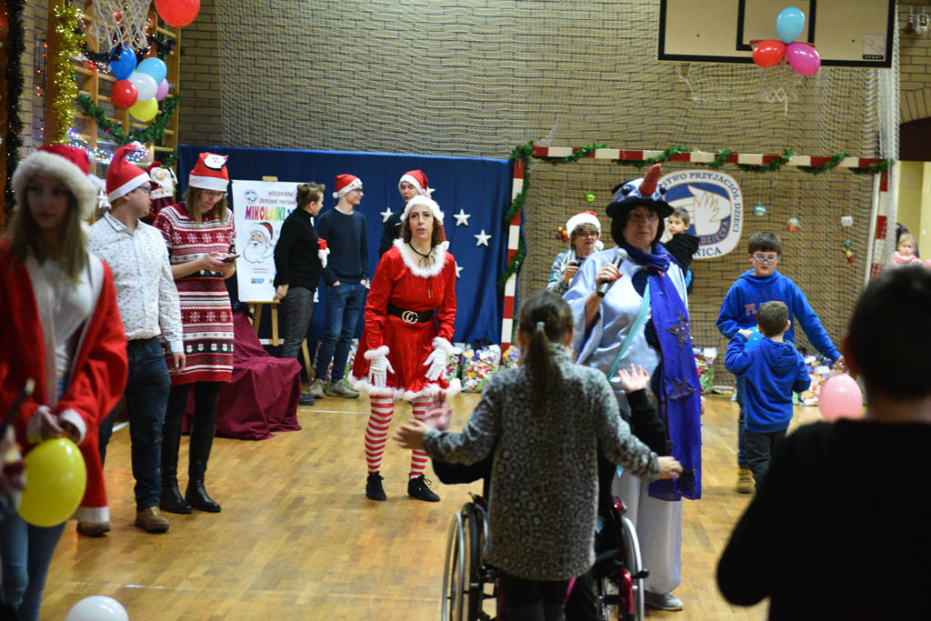 Zabawa mikołajkowa TPD i prezenty dla kolejnych dzieci