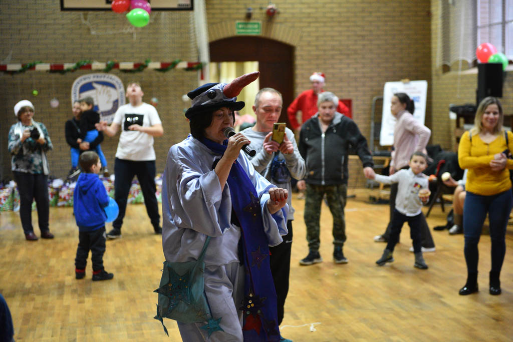 Zabawa mikołajkowa TPD i prezenty dla kolejnych dzieci