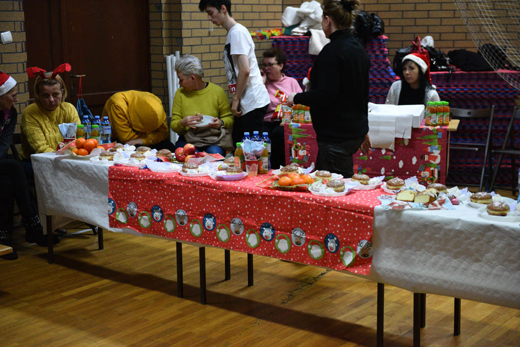 Zabawa mikołajkowa TPD i prezenty dla kolejnych dzieci