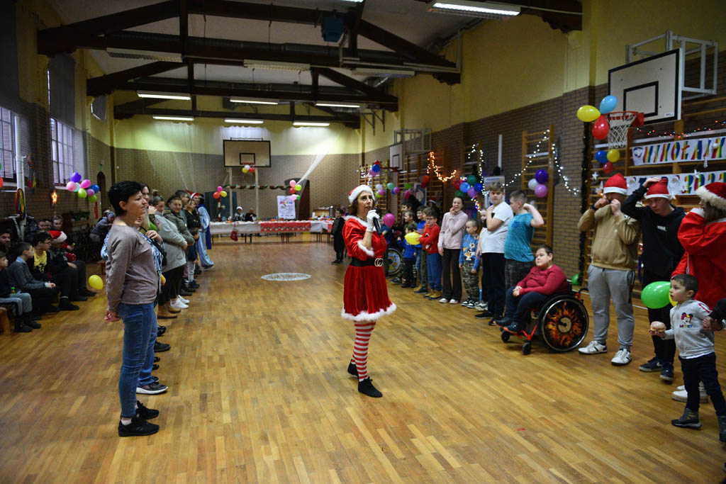 Zabawa mikołajkowa TPD i prezenty dla kolejnych dzieci