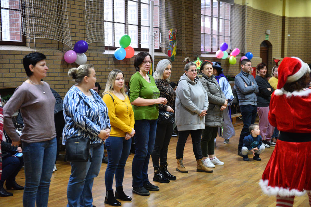 Zabawa mikołajkowa TPD i prezenty dla kolejnych dzieci