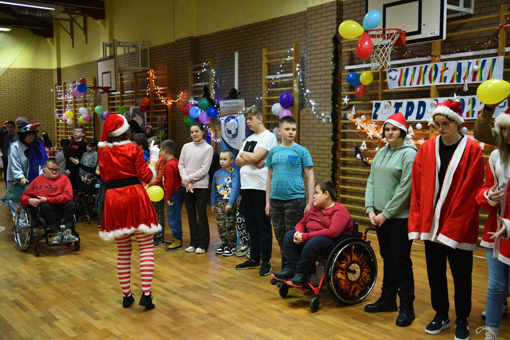 Zabawa mikołajkowa TPD i prezenty dla kolejnych dzieci