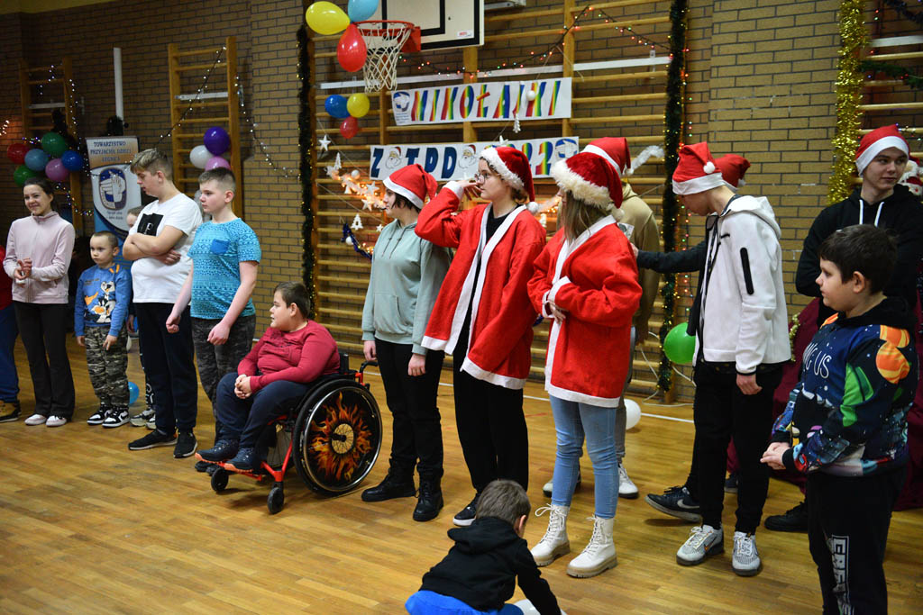 Zabawa mikołajkowa TPD i prezenty dla kolejnych dzieci