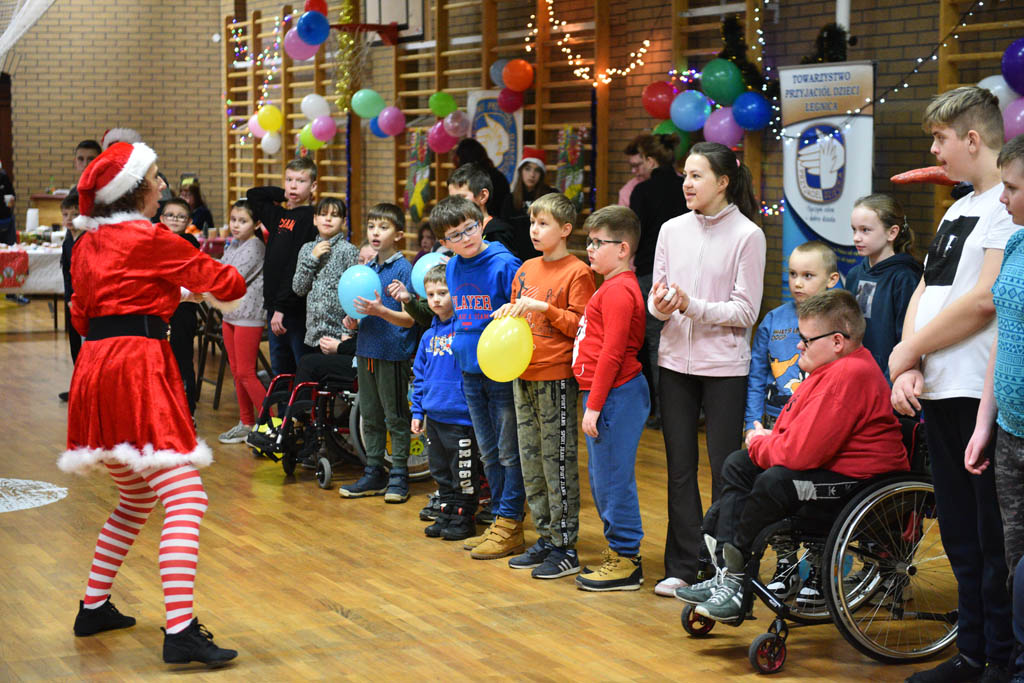 Zabawa mikołajkowa TPD i prezenty dla kolejnych dzieci