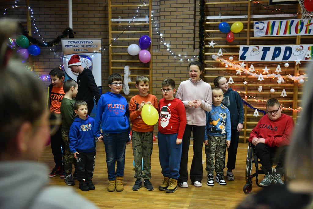 Zabawa mikołajkowa TPD i prezenty dla kolejnych dzieci