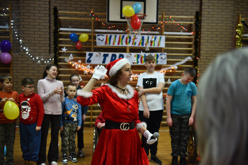 Zabawa mikołajkowa TPD i prezenty dla kolejnych dzieci