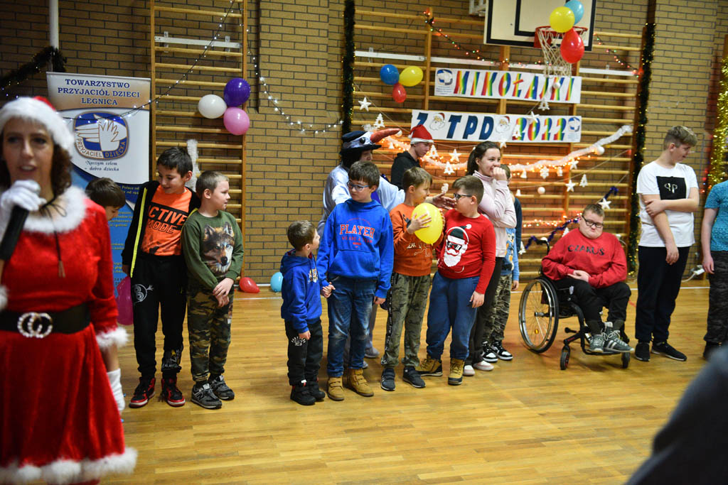 Zabawa mikołajkowa TPD i prezenty dla kolejnych dzieci