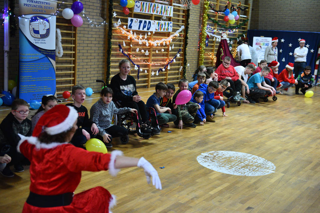 Zabawa mikołajkowa TPD i prezenty dla kolejnych dzieci