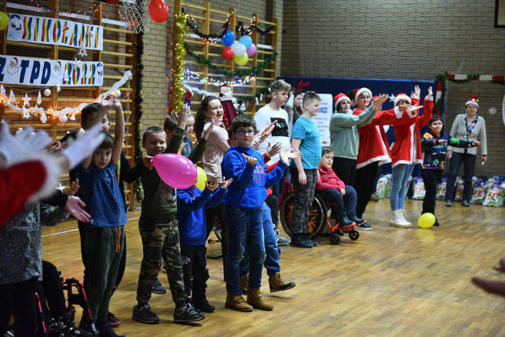 Zabawa mikołajkowa TPD i prezenty dla kolejnych dzieci