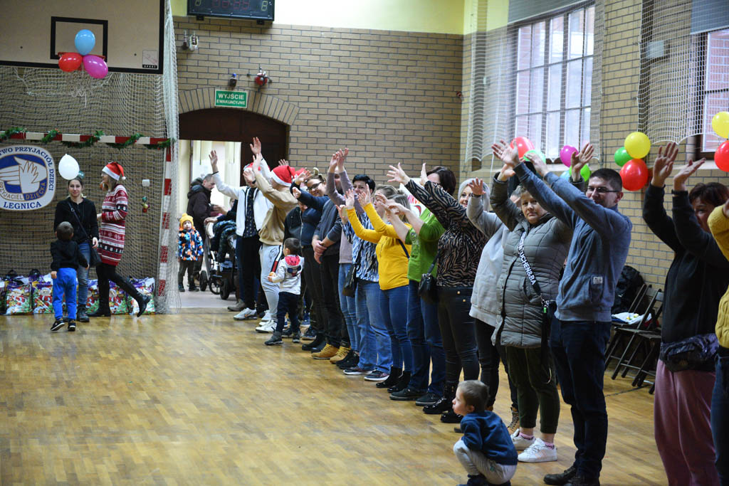 Zabawa mikołajkowa TPD i prezenty dla kolejnych dzieci