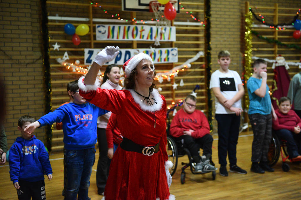 Zabawa mikołajkowa TPD i prezenty dla kolejnych dzieci