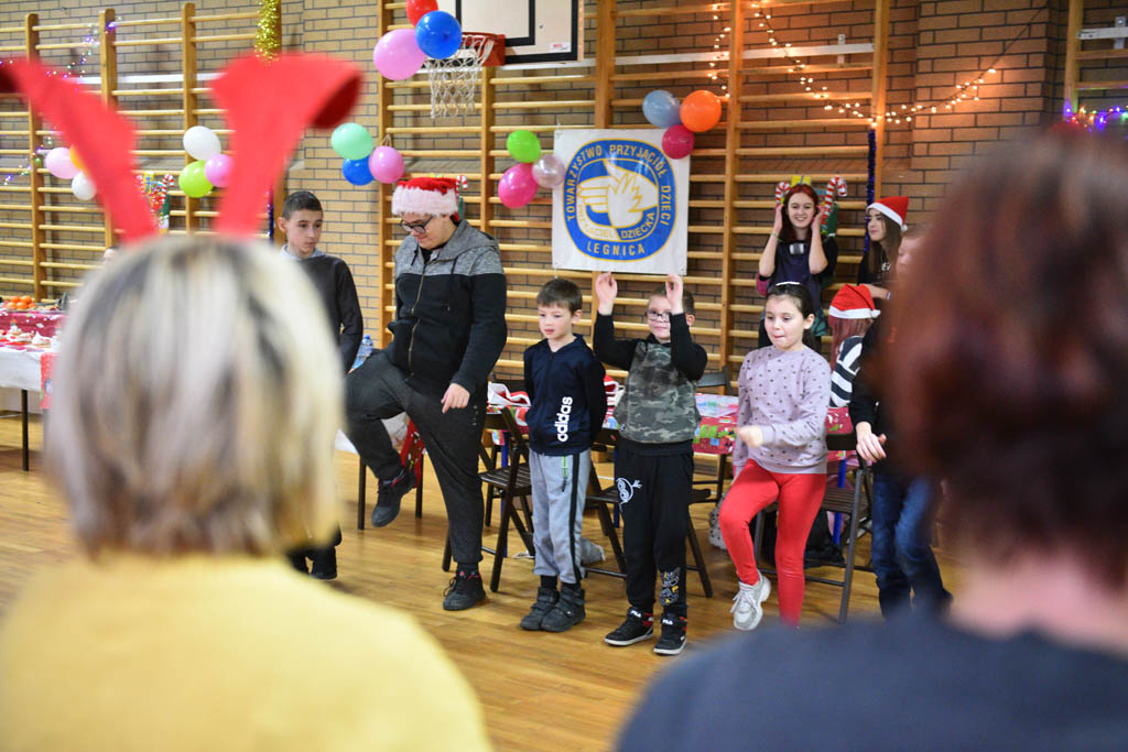Zabawa mikołajkowa TPD i prezenty dla kolejnych dzieci