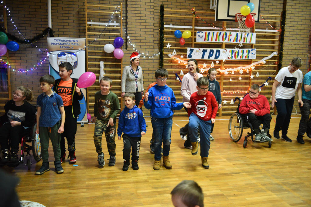 Zabawa mikołajkowa TPD i prezenty dla kolejnych dzieci