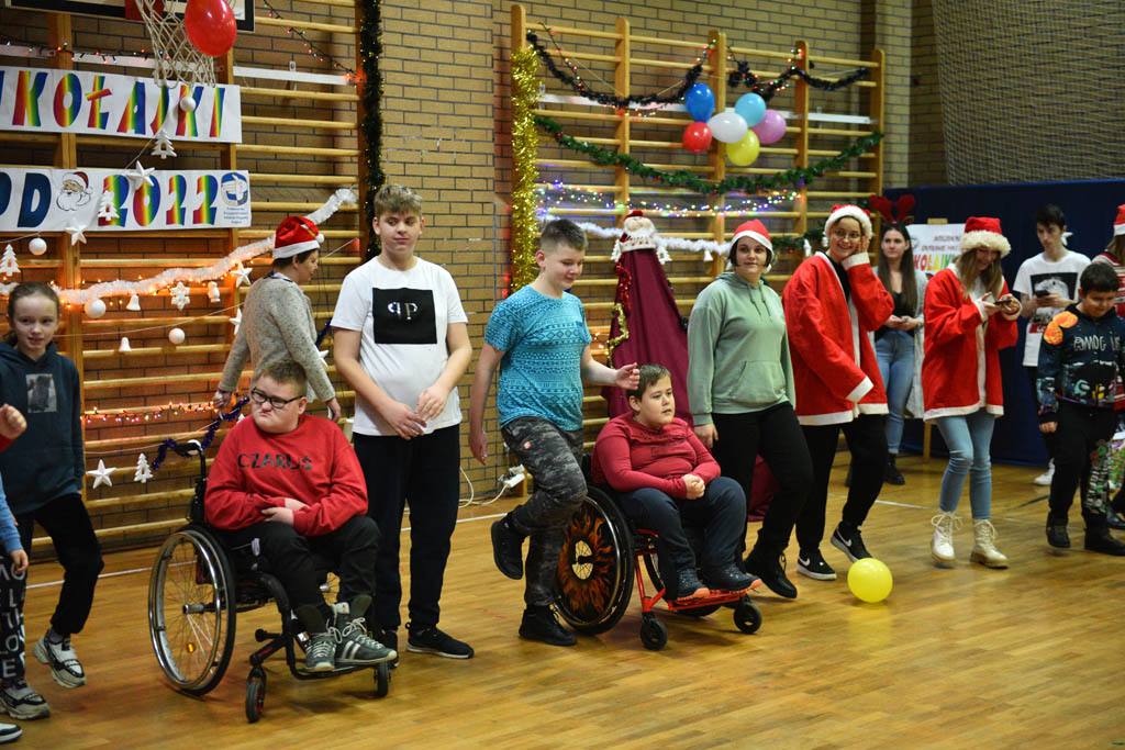 Zabawa mikołajkowa TPD i prezenty dla kolejnych dzieci