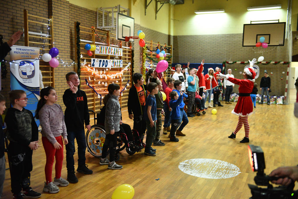 Zabawa mikołajkowa TPD i prezenty dla kolejnych dzieci