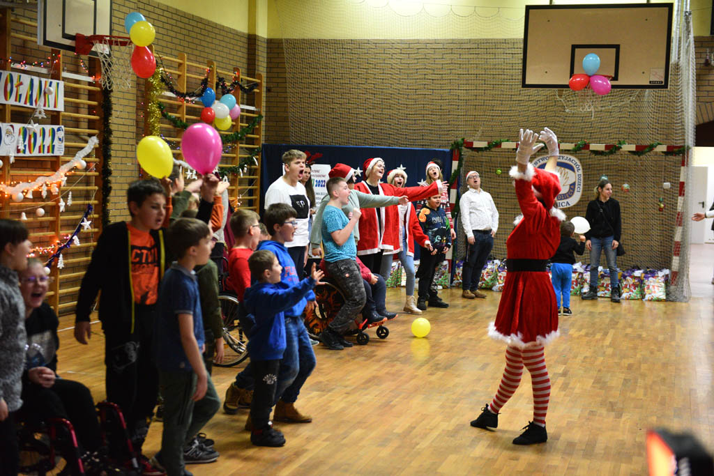 Zabawa mikołajkowa TPD i prezenty dla kolejnych dzieci