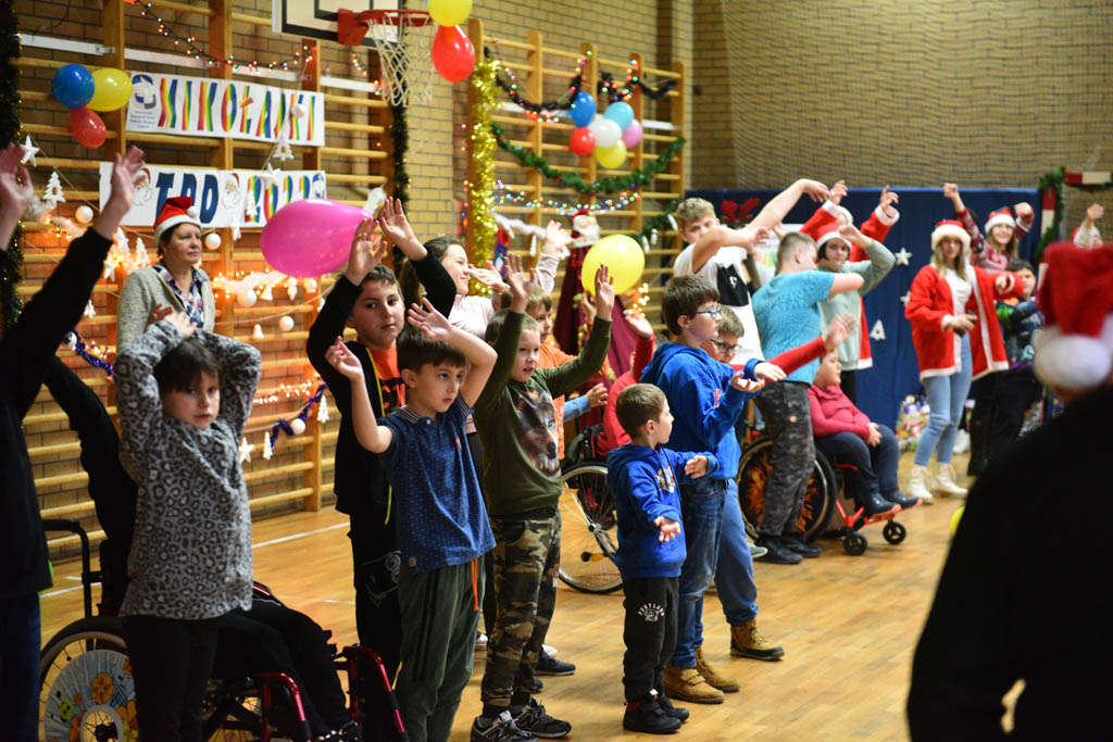 Zabawa mikołajkowa TPD i prezenty dla kolejnych dzieci