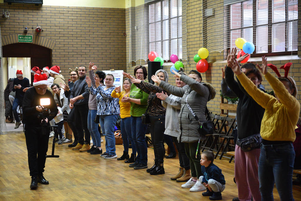 Zabawa mikołajkowa TPD i prezenty dla kolejnych dzieci