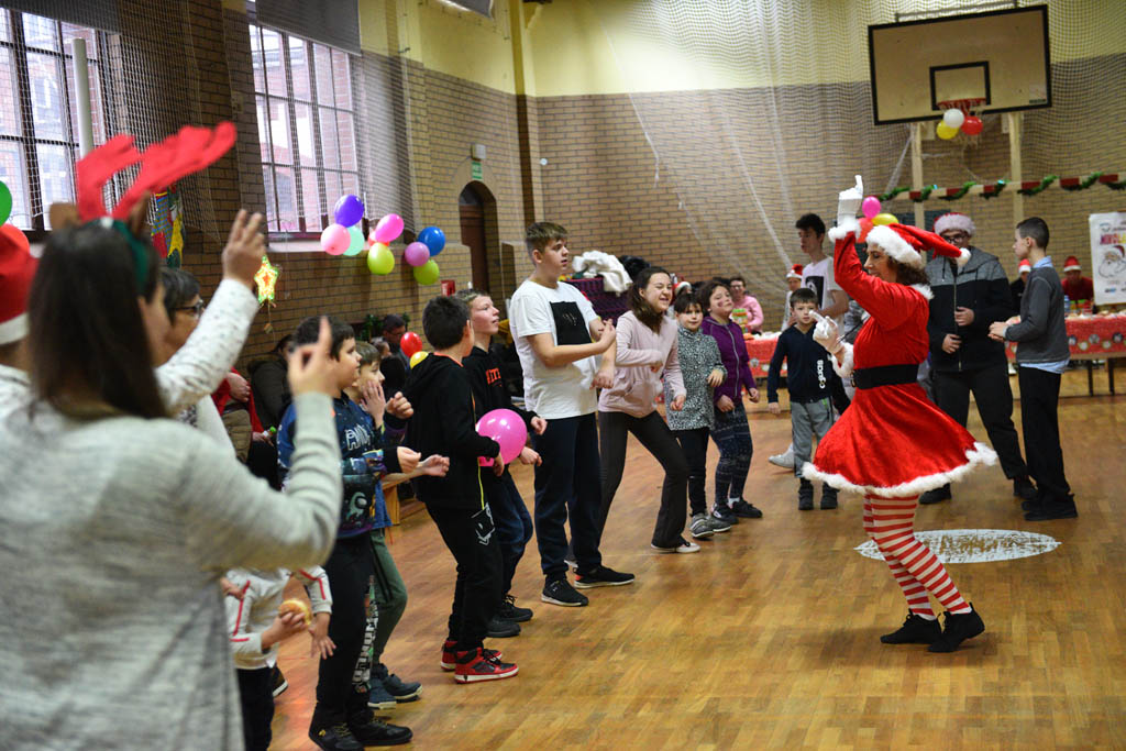 Zabawa mikołajkowa TPD i prezenty dla kolejnych dzieci