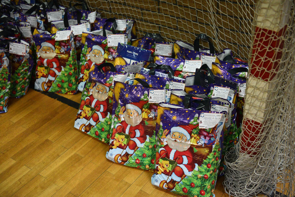 Zabawa mikołajkowa TPD i prezenty dla kolejnych dzieci