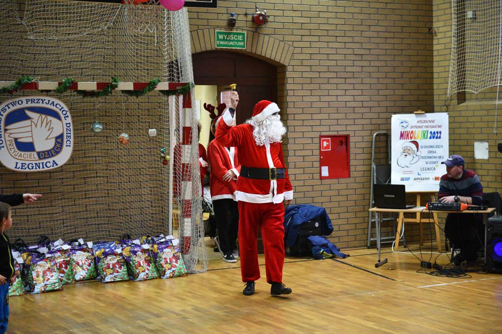 Zabawa mikołajkowa TPD i prezenty dla kolejnych dzieci