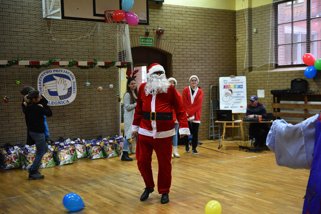 Zabawa mikołajkowa TPD i prezenty dla kolejnych dzieci