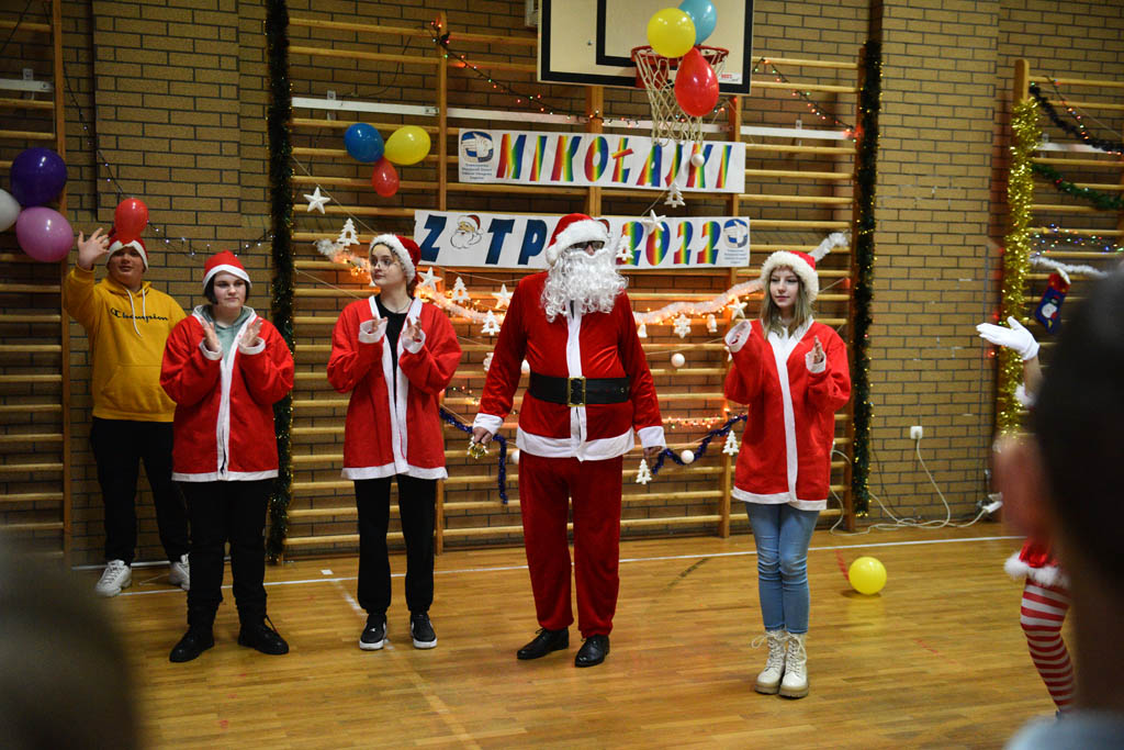 Zabawa mikołajkowa TPD i prezenty dla kolejnych dzieci