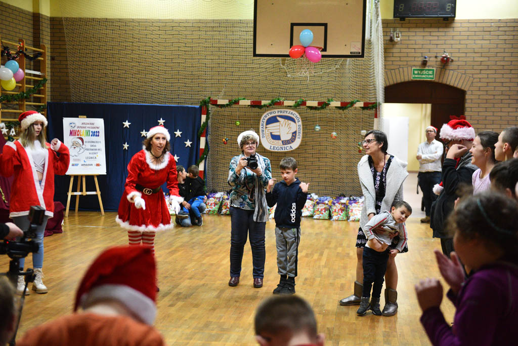 Zabawa mikołajkowa TPD i prezenty dla kolejnych dzieci