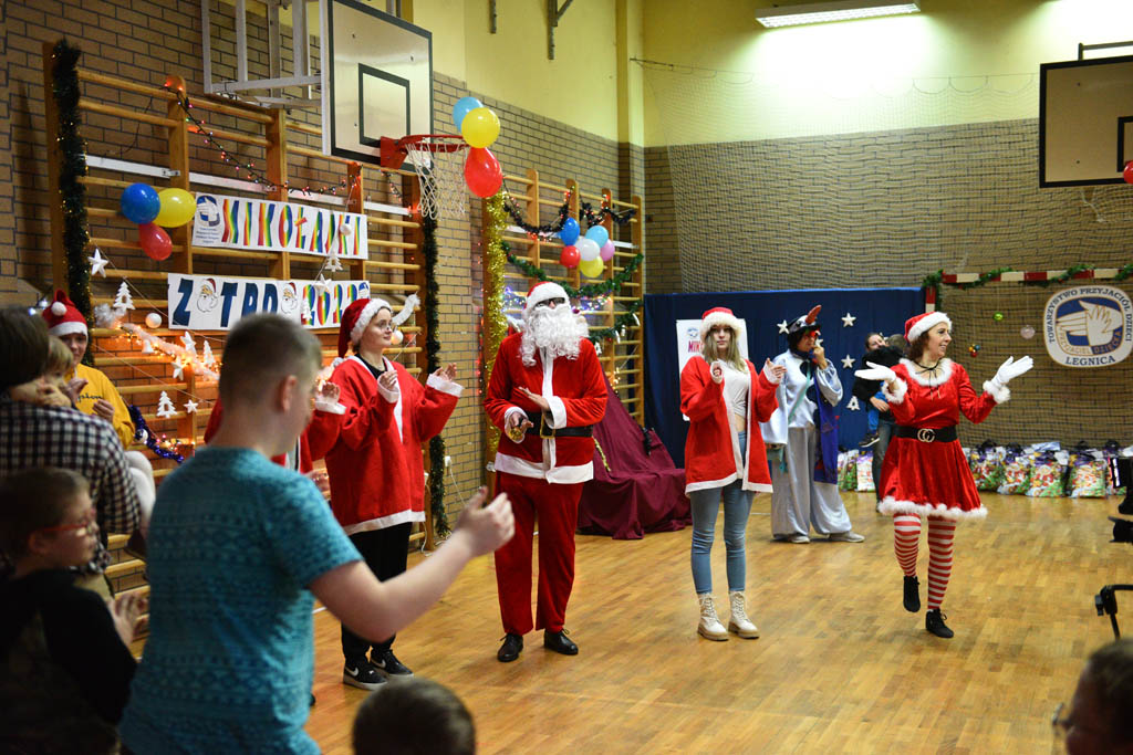 Zabawa mikołajkowa TPD i prezenty dla kolejnych dzieci