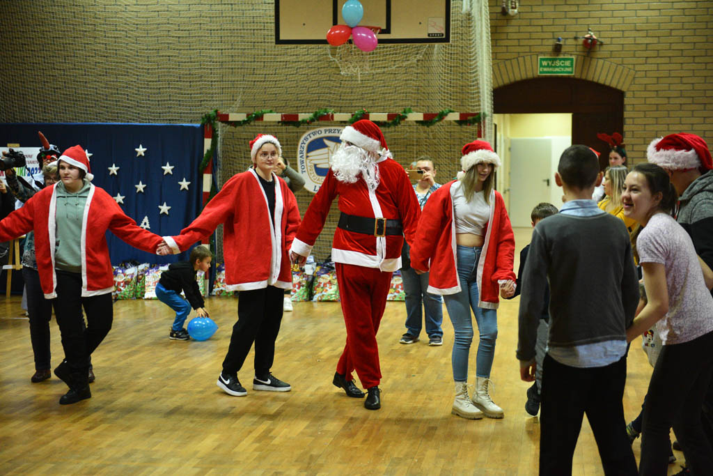 Zabawa mikołajkowa TPD i prezenty dla kolejnych dzieci