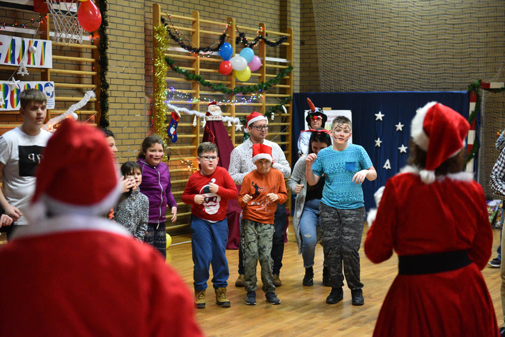 Zabawa mikołajkowa TPD i prezenty dla kolejnych dzieci