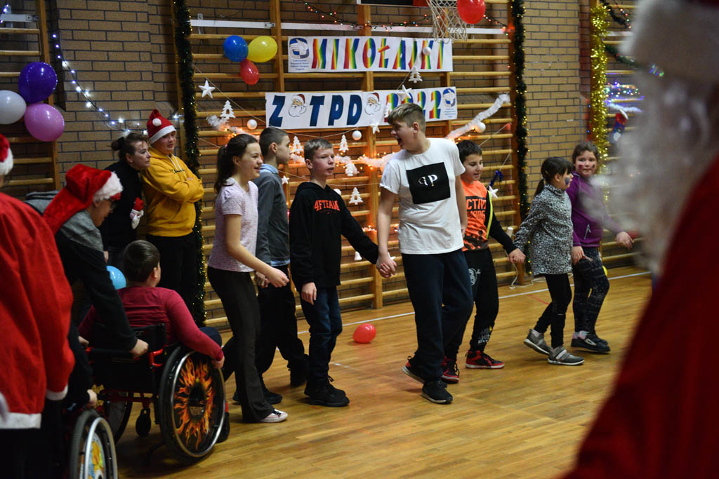 Zabawa mikołajkowa TPD i prezenty dla kolejnych dzieci