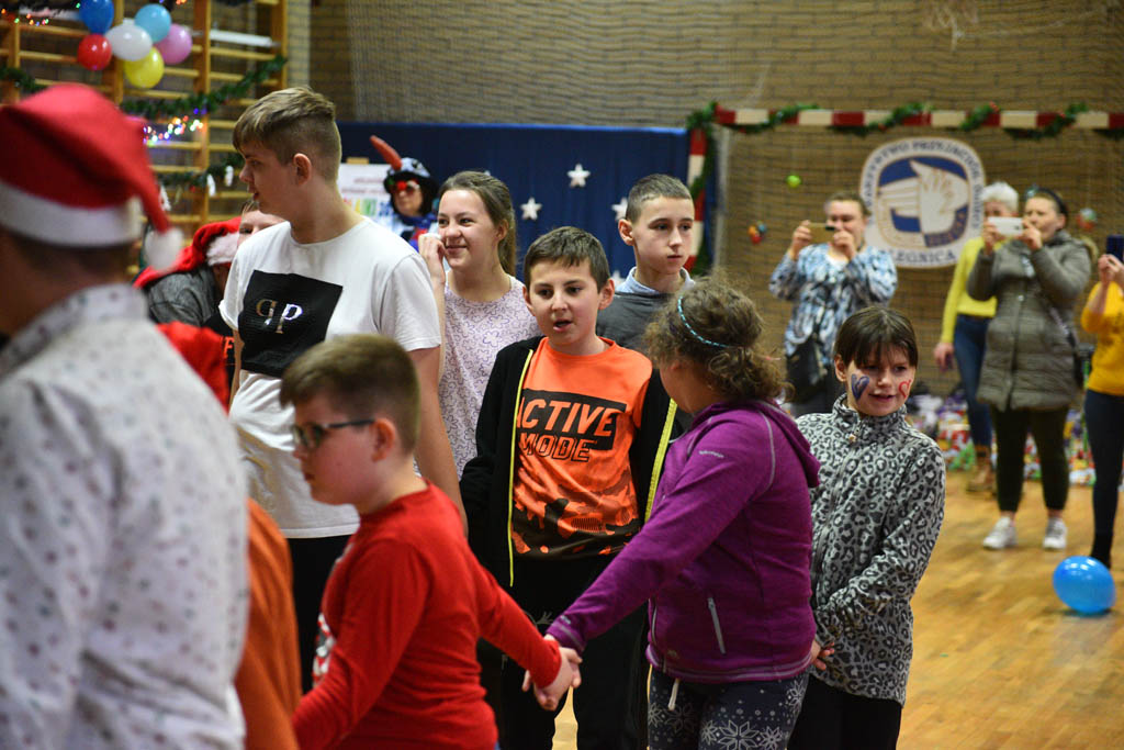 Zabawa mikołajkowa TPD i prezenty dla kolejnych dzieci