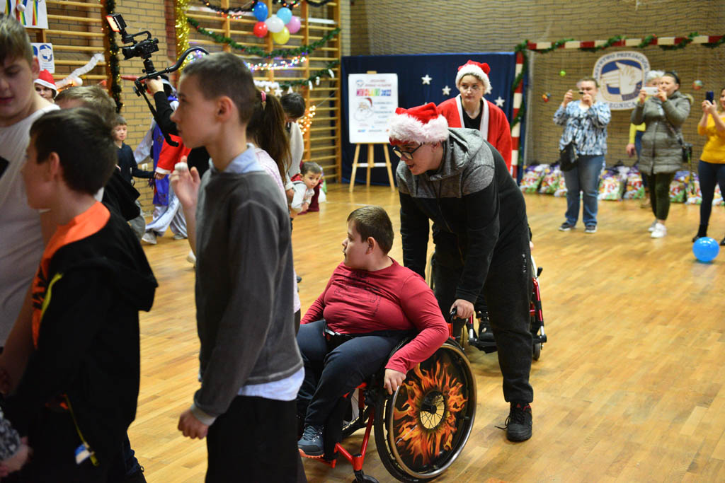 Zabawa mikołajkowa TPD i prezenty dla kolejnych dzieci