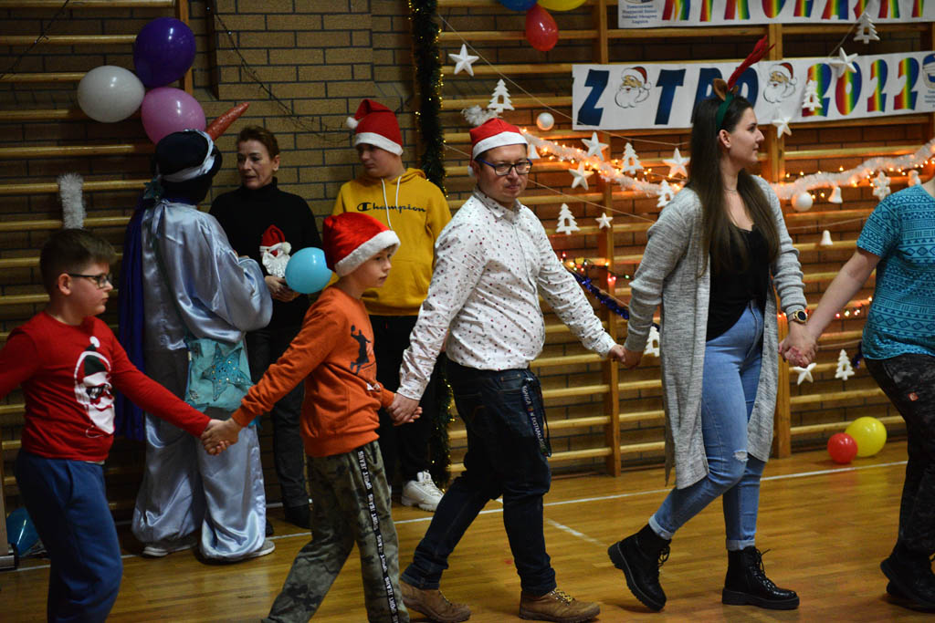 Zabawa mikołajkowa TPD i prezenty dla kolejnych dzieci