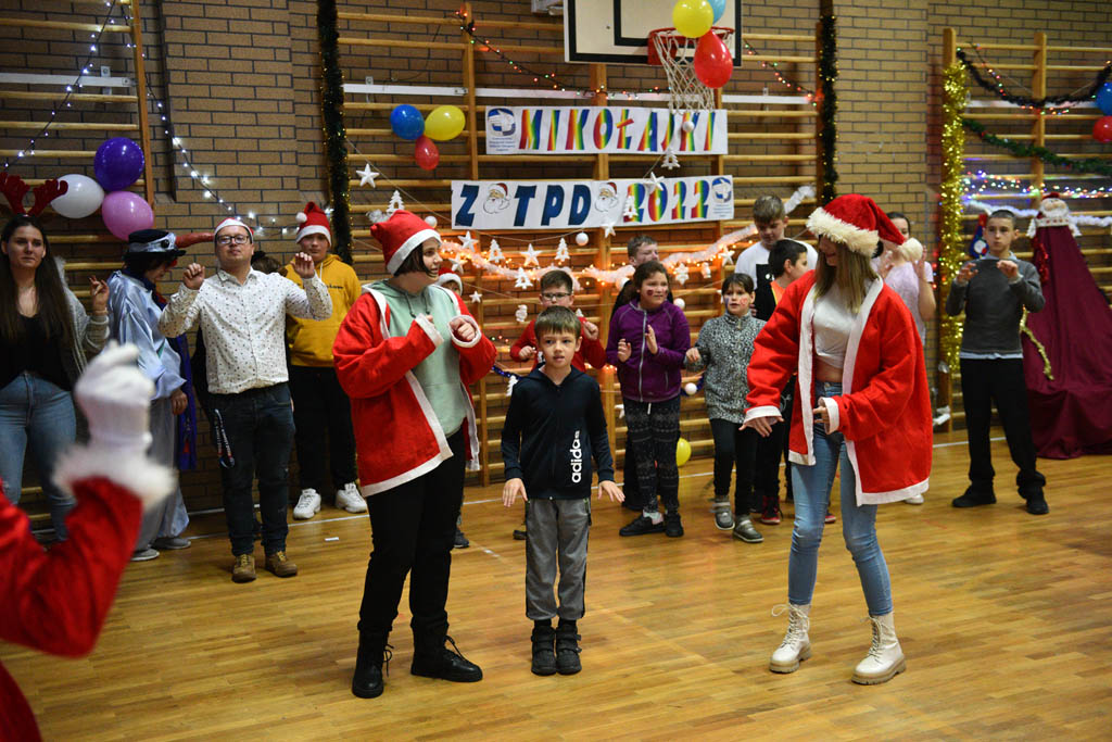 Zabawa mikołajkowa TPD i prezenty dla kolejnych dzieci